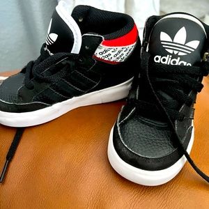 Adidas Hard Court Hi Top Boys Size 7 Sneaker FV6981